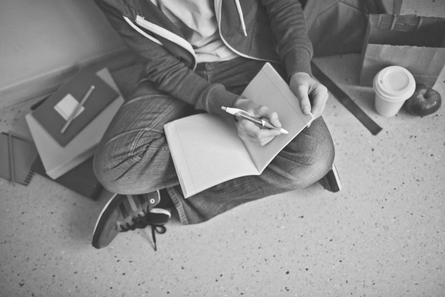 Étudiant utilisant une caméra professionnelle en studio