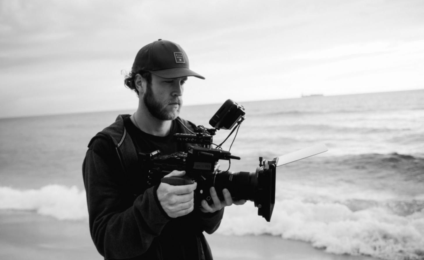 Studio de production vidéo avec équipement professionnel et étudiants en formation