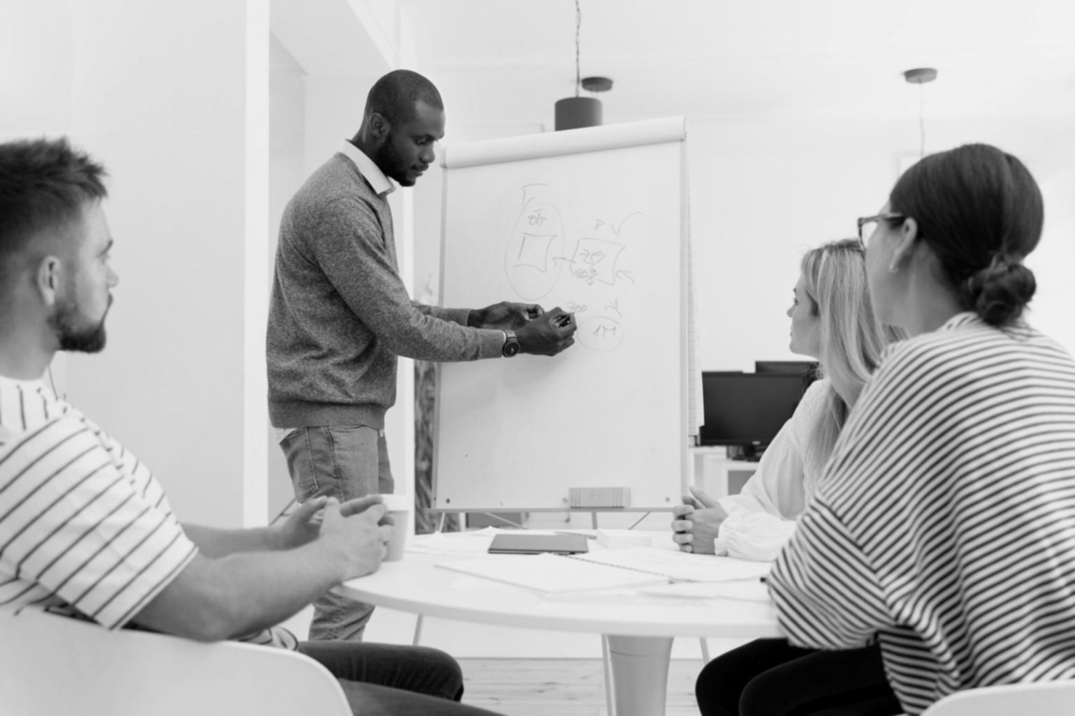 Étudiant utilisant une caméra professionnelle lors d'un tournage pratique